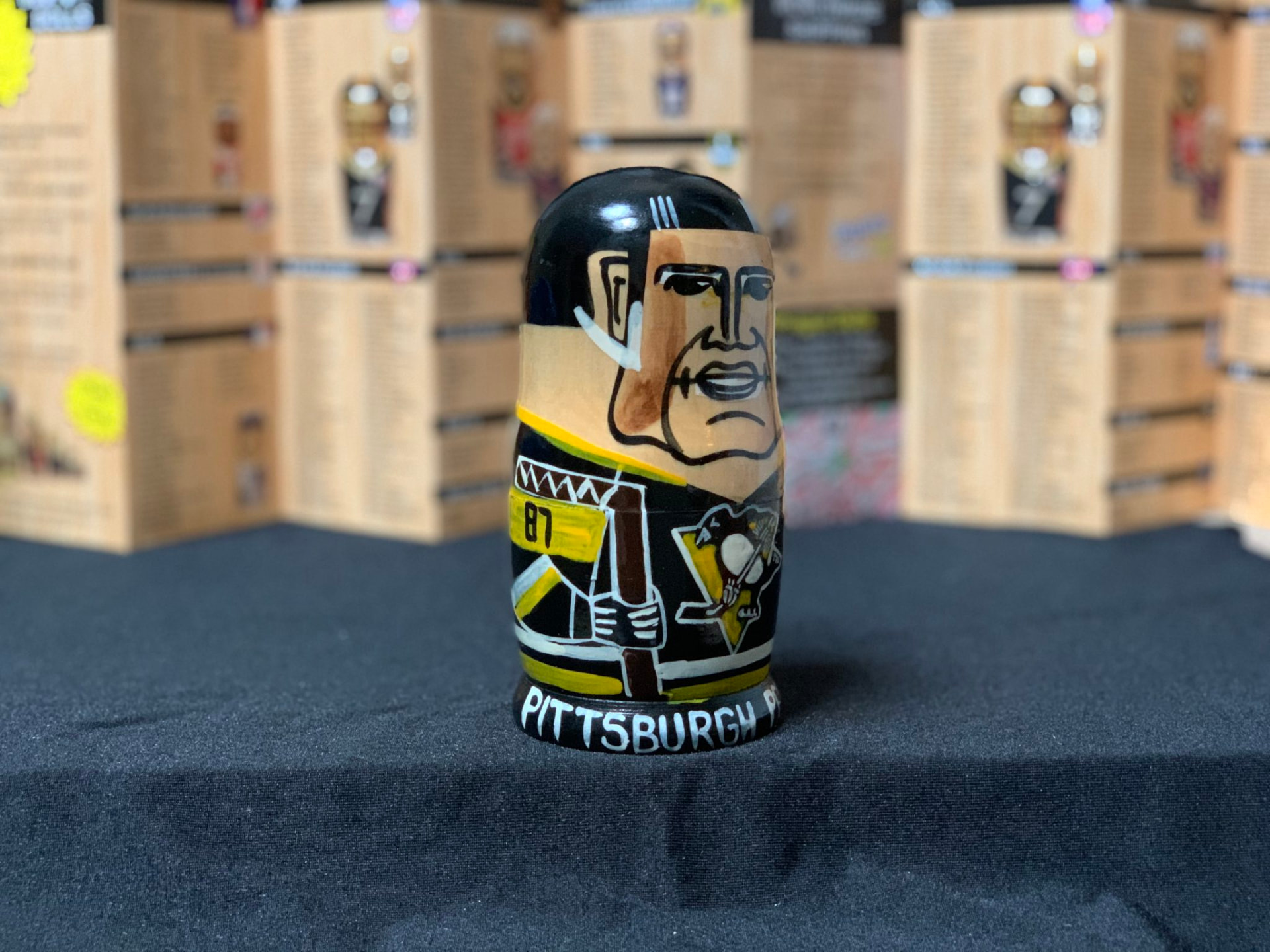 Ručně malovaná matrjoška hokejisty Pittsburgh Penguins s hokejkou