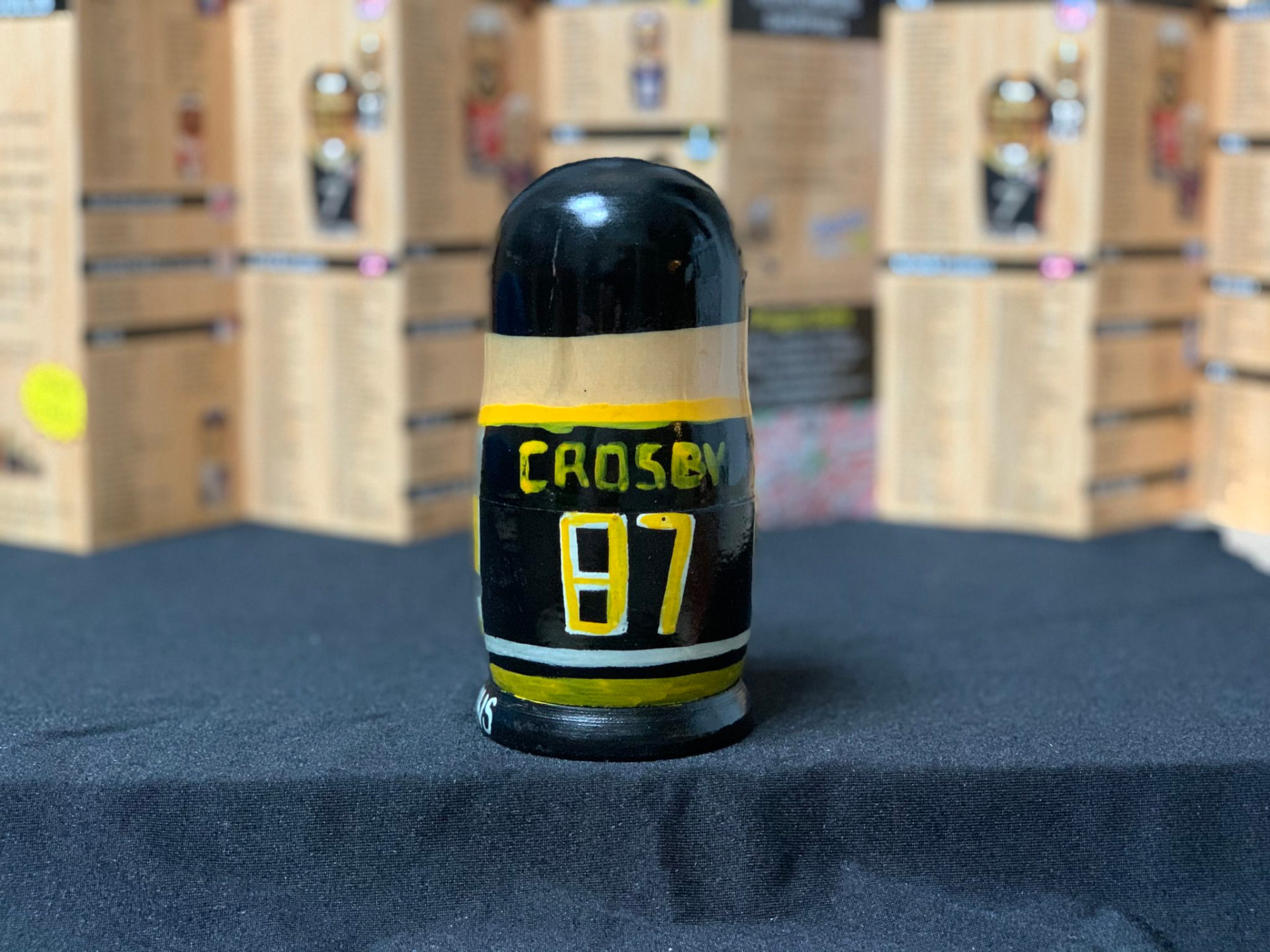 Zadní strana matrjošky Pittsburgh Penguins se jménem Crosby a číslem 87