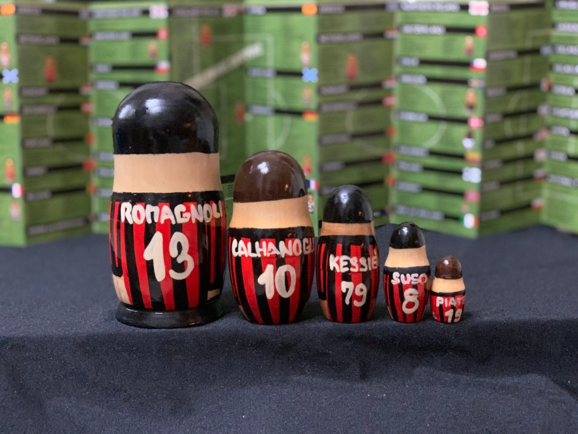 Zadní strana sady matrjošek AC Milan se jmény Romagnoli, Calhanoglu, Kessié, Suso a Piatek