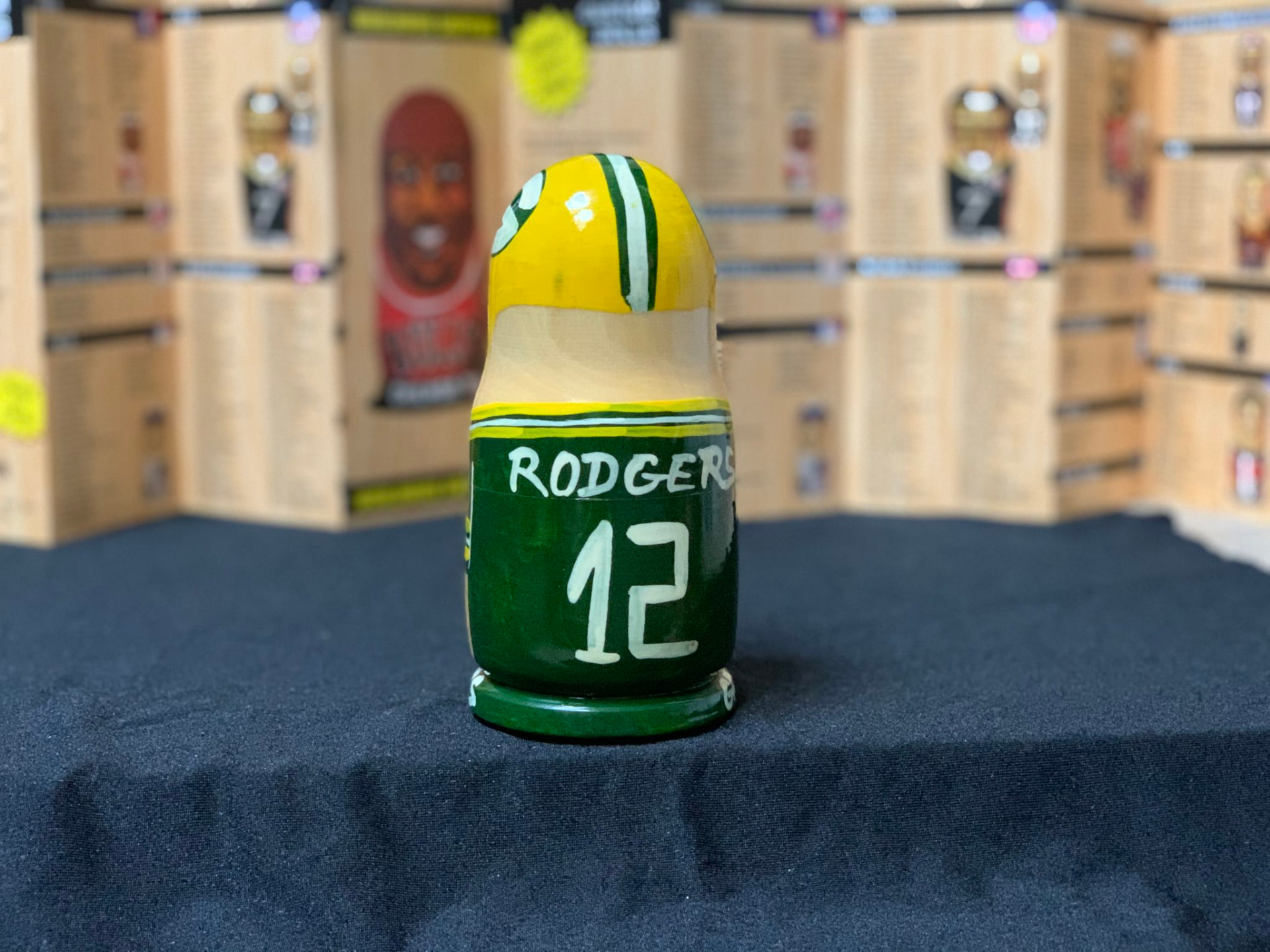 Zadní strana matrjošky Green Bay Packers se jménem Rodgers a číslem 12