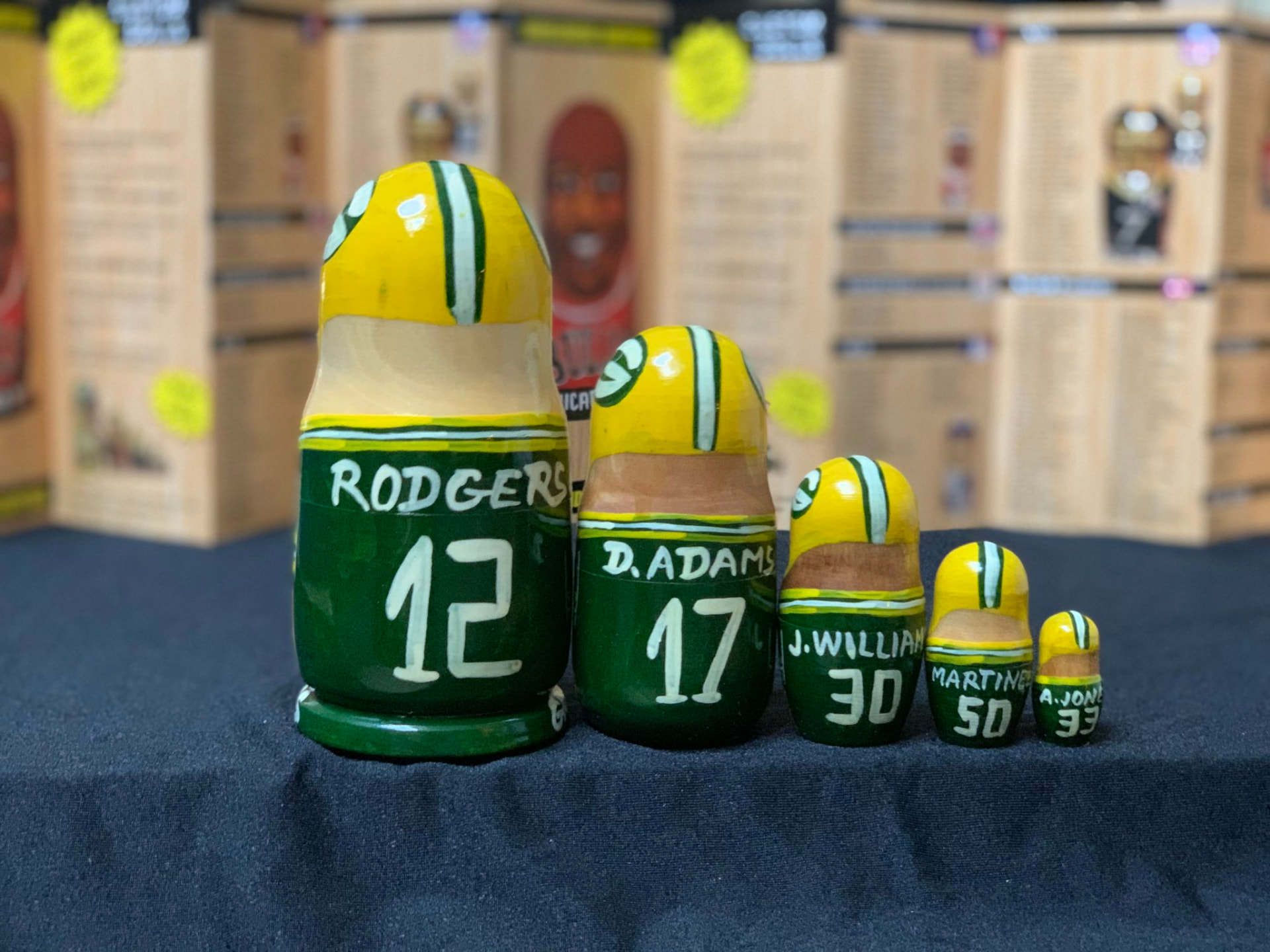 Sada pěti matrjošek Green Bay Packers se jmény Rodgers, D. Adams, J. Williams, Martinez a A. Jones