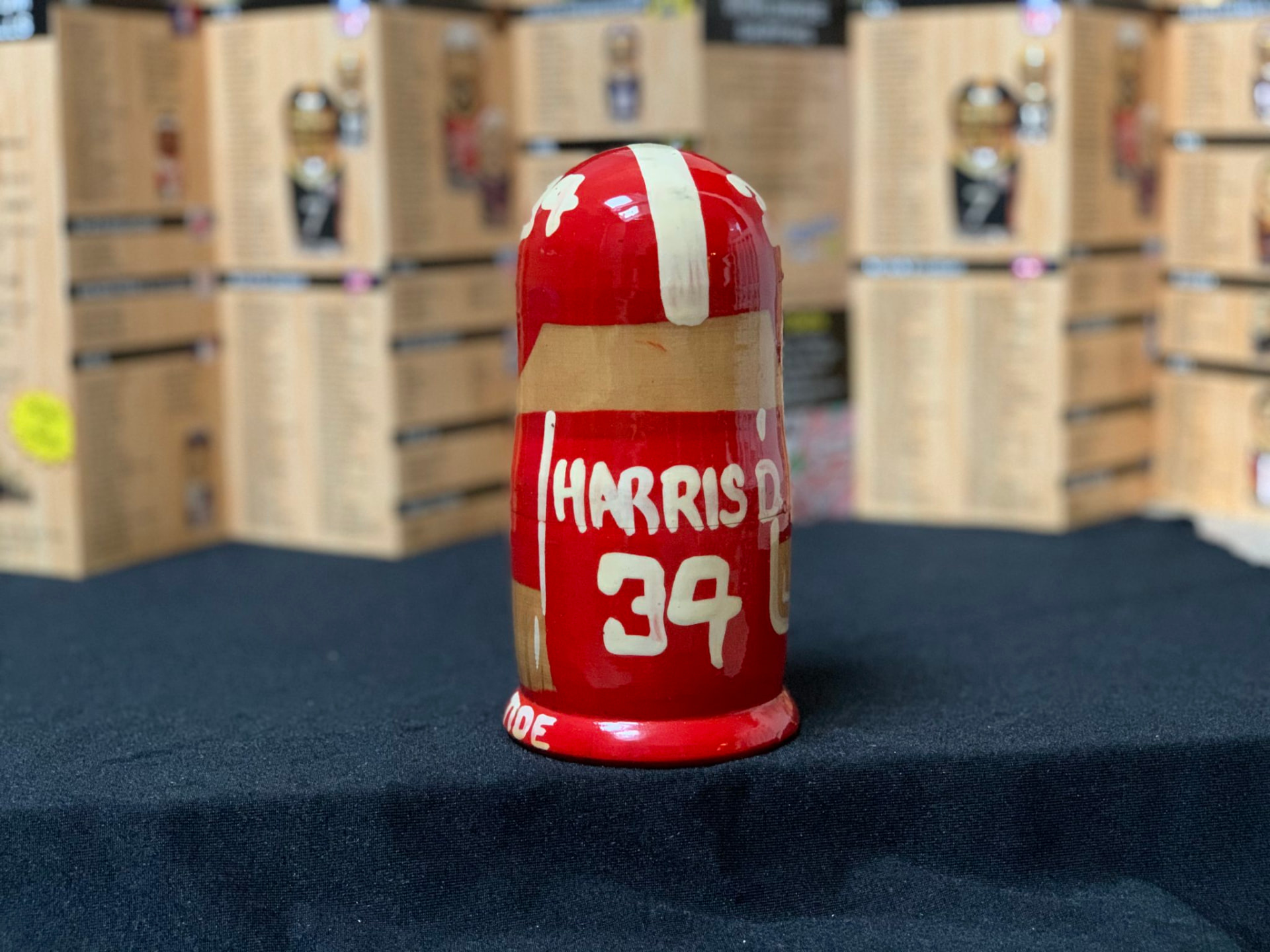 Zadní strana matrjošky Alabama Crimson Tide se jménem Harris D. a číslem 34