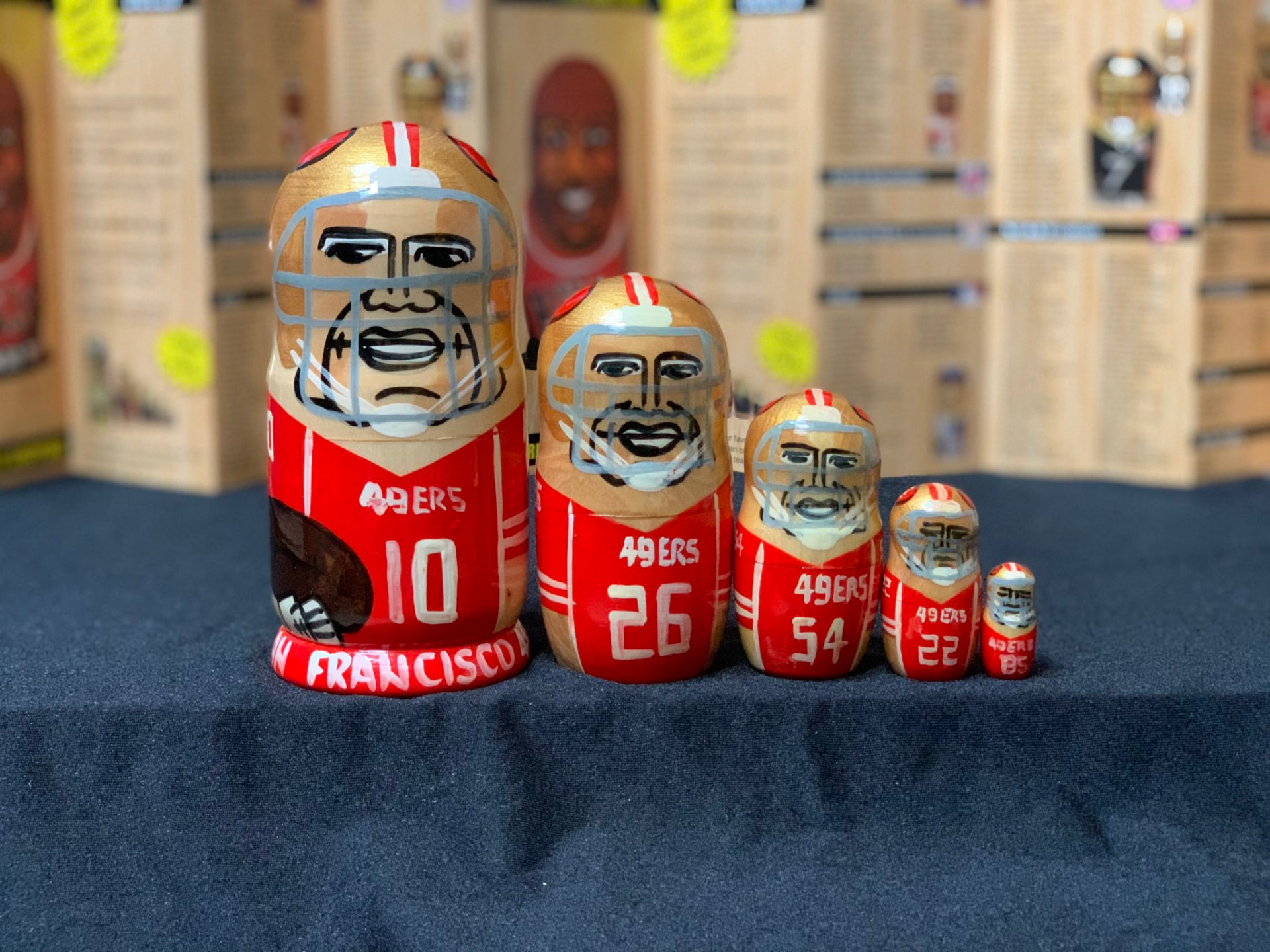 Ručně malovaná sada pěti dřevěných matrjošek San Francisco 49ers s obličeji hráčů