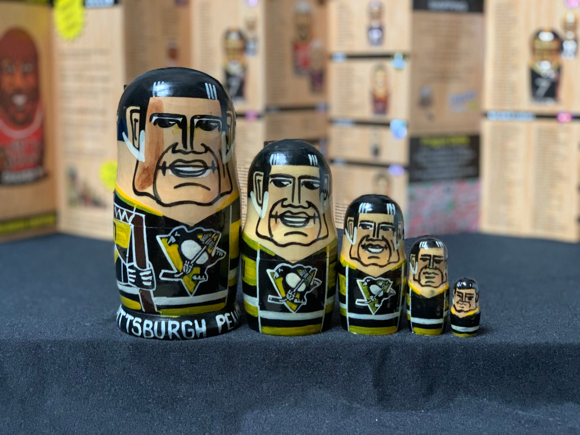 Sada pěti matrjošek Pittsburgh Penguins s malovanými obličeji hokejistů