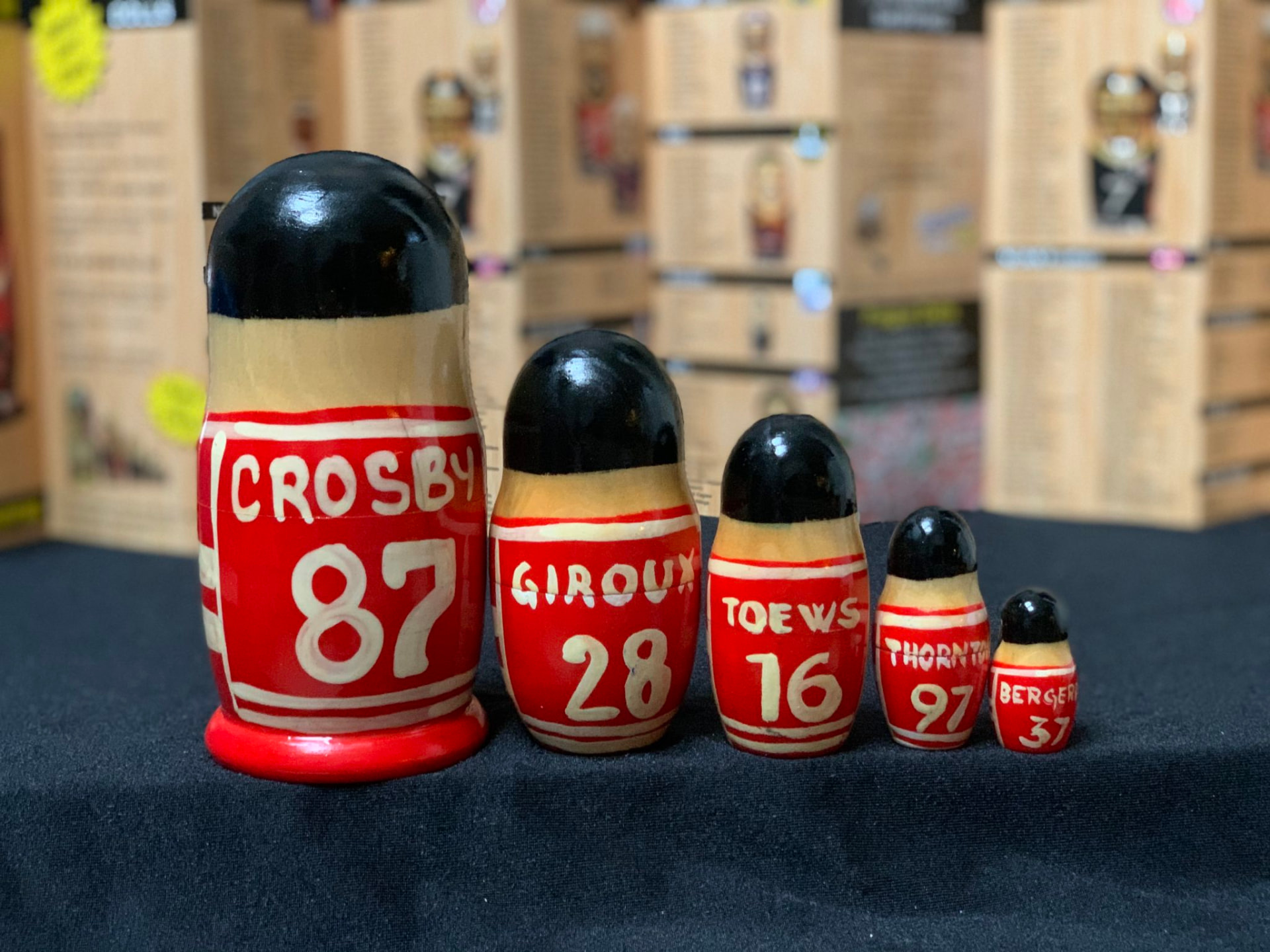 Zadní strana sady matrjošek Kanady se jmény Crosby, Giroux, Toews, Thornton a Bergeron
