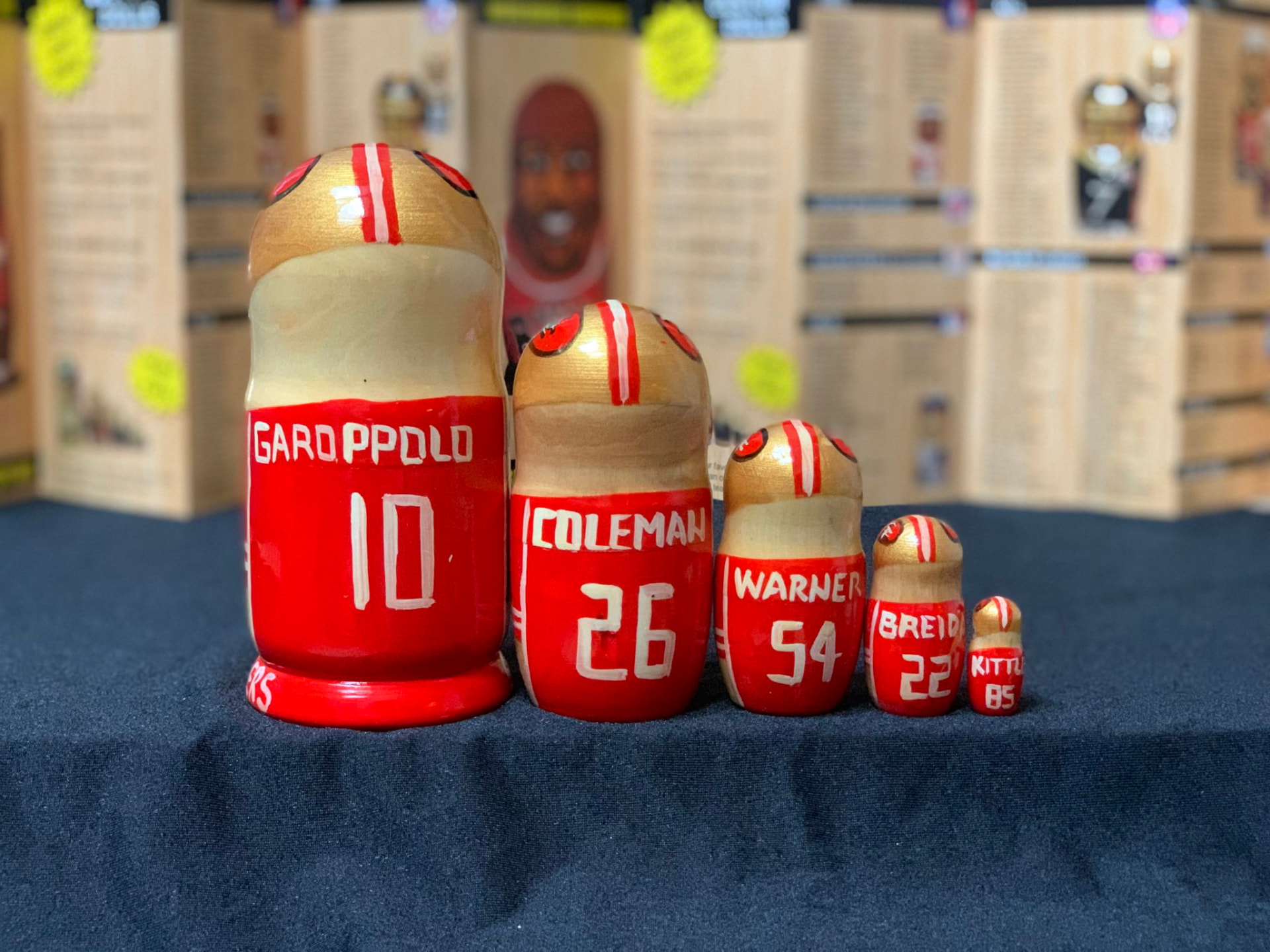 Zadní strana sady matrjošek San Francisco 49ers se jmény a čísly hráčů