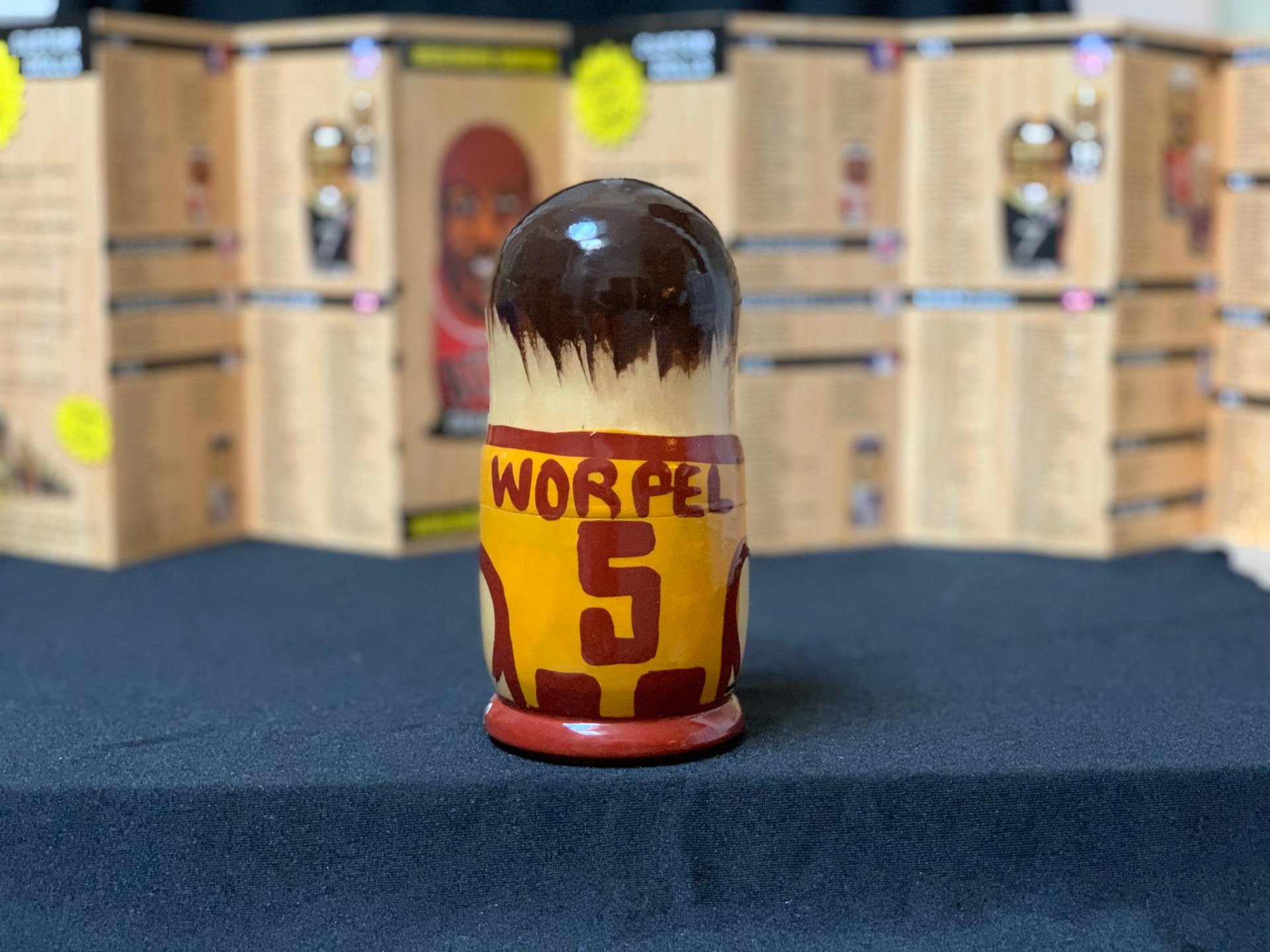 Zadní strana matrjošky Hawthorn Hawks se jménem Worpel a číslem 5