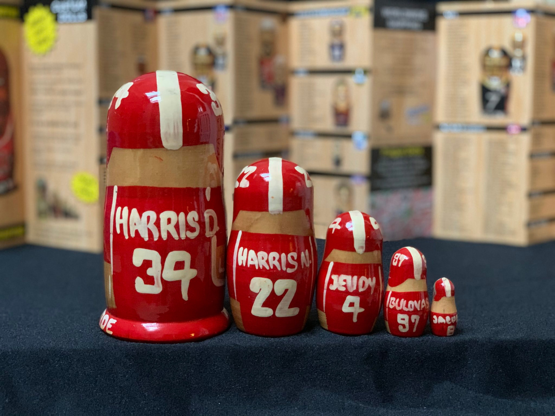 Zadní strana sady matrjošek Alabama Crimson Tide se jmény Harris D., Harris N., Jeudy, Bulovas a Jacobs