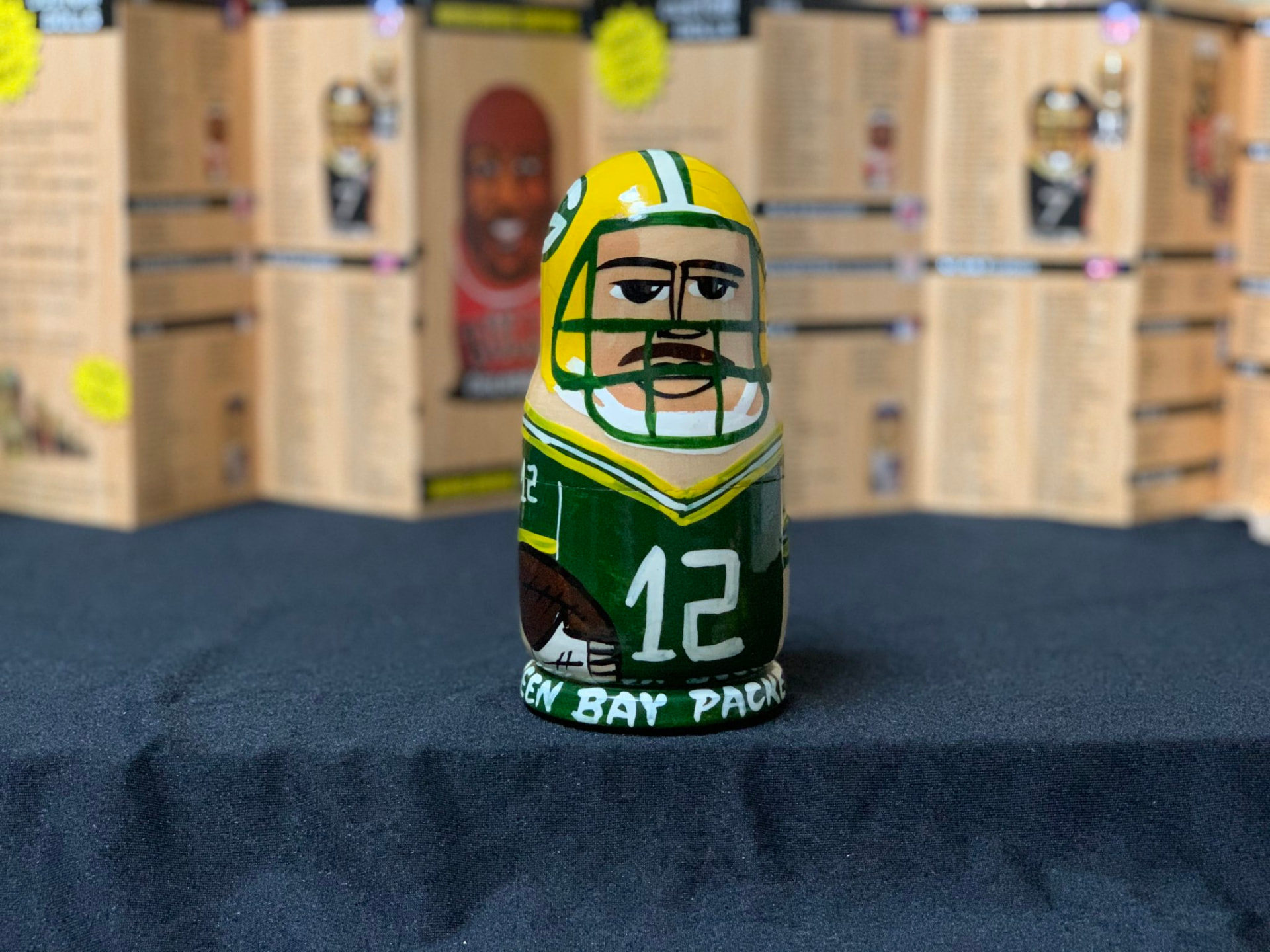 Ručně malovaná matrjoška hráče Green Bay Packers s číslem 12