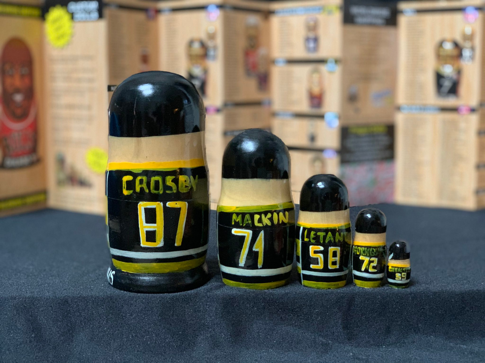 Zadní strana sady matrjošek Pittsburgh Penguins se jmény Crosby, Malkin, Letang, Rodrigues a Guentzel